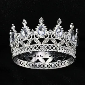 Dettaglio della corona per torta di compleanno argento con strass scintillanti a goccia