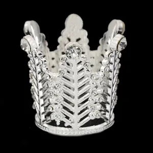 Decorazione per torta a corona d'argento con cristalli scintillanti su sfondo nero puro