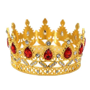 Elegante corona di compleanno dorata con strass rossi e raffinato design traforato