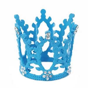 Dettaglio della corona blu per torte con cristalli scintillanti e motivi a foglie