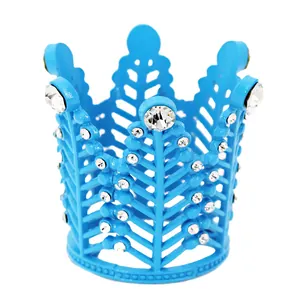 Dettaglio del fermaglio corona blu con design traforato e strass lucidi applicati