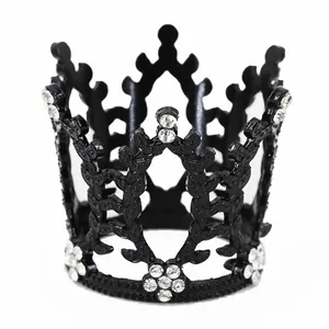 Dettaglio mini corona nera con decorazione in filigrana e cristalli scintillanti