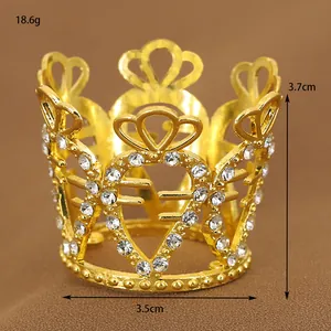 Goldener Mini-Kronen-Kuchentopper mit Doppelherz-Design und funkelnden Strasssteinen