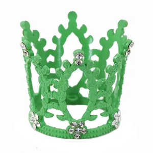 Dettaglio corona a foglie verdi con strass per torte e accessorio per capelli
