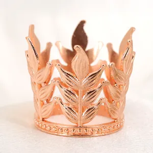 Elegante topper per torta a corona in oro rosa con motivi a foglia e bordo decorativo