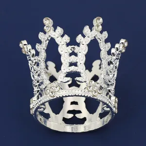 Corona per torta in lega d'argento con design filigranato e strass scintillanti