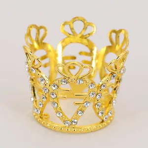 Miniatur Goldene Krone Kuchendekoration mit Herzformen und funkelnden Straßsteinen