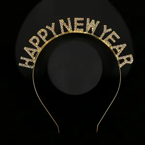 Detalle de las letras Happy New Year con diamantes de imitación en una diadema de metal oro