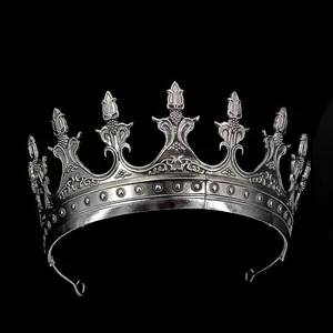 Détail d'une couronne argent antique avec reliefs gothiques et motifs ajourés