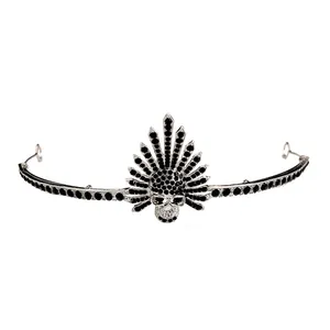 Detail van de gotische kroon met zwarte strassteentjes en punk schedel element
