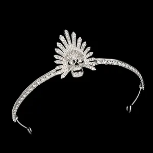 Detail van gotische zilveren schedelkroon met sprankelende strass en radiale spikes