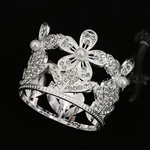 Dettaglio della corona in lega d'argento con strass scintillanti e perle bianche
