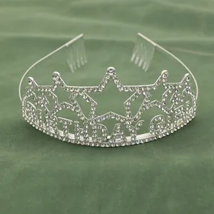 Tiara Birthday Girl argentée avec strass scintillants et étoiles sur tissu vert foncé