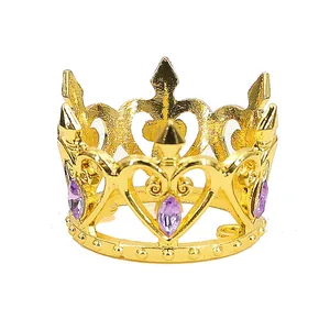 Detailansicht der kleinen goldenen Krone mit Herzmustern und lila Strasssteinen