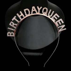 Roségoldenes Birthday Queen Haarband mit Strasssteinen auf schwarzem Ständer