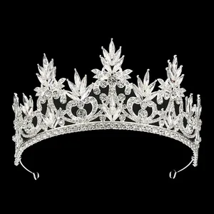 Diadème de mariée baroque argenté avec strass en cristal étincelants sur fond noir
