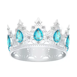 Dettaglio della tiara argento con gemme a goccia celeste e strass bianchi incastonati