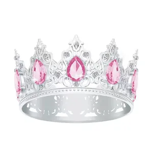 Primo piano di una corona d'argento con cristalli rosa a goccia e motivi floreali