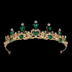 Couronne de mariée dorée avec strass émeraude, style européen vintage sur fond noir