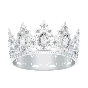 Dettaglio macro di una corona barocca argentata con cristalli a goccia e fregi decorativi