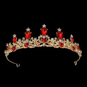 Détail de couronne vintage dorée avec gemmes rouges et zircons blancs étincelants