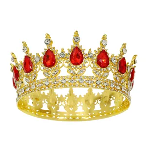 Vista macro di una corona da sposa barocca dorata con cristalli rossi e diamanti brillanti