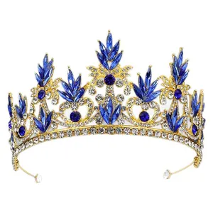 Couronne baroque vintage dorée avec cristaux bleu foncé et strass pour la mariée