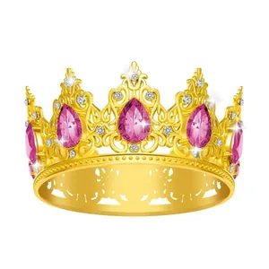 Dettaglio corona barocca dorata con pietre rosa a goccia e cristalli bianchi lucidi