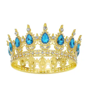 Dettaglio corona barocca dorata con pietre blu a goccia e piccoli cristalli scintillanti