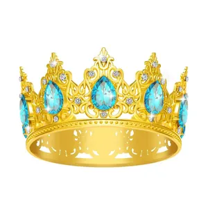 Dettaglio di corona barocca dorata con gemme blu a goccia e cristalli bianchi