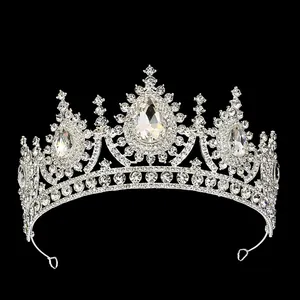 Details einer silbernen Barock-Tiara mit funkelnden Kristallen und birnenförmigen Steinen
