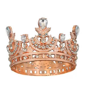 Detailansicht des roségoldenen Diadems mit funkelnden tropfenförmigen Kristallen