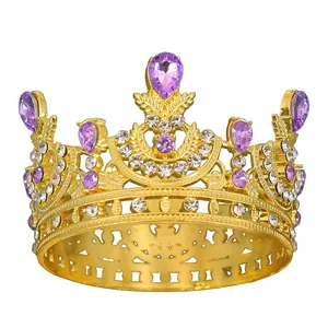 Detailaufnahme der goldenen Krone mit lila Tropfenkristallen und weißen Schmucksteinen