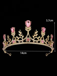 Dettaglio tiara principessa con cristalli rosa, dimensioni 5,7 cm altezza e 14 cm larghezza