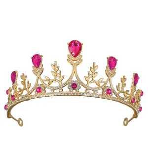 Corona da principessa dorata con gemme rosa a forma di pera e accenti di cristallo bianco
