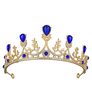 Corona da principessa dorata vintage con gemme blu a goccia e strass brillanti