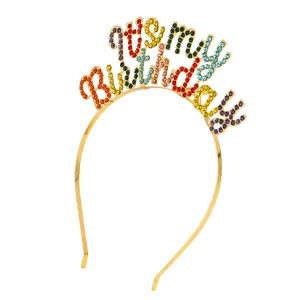 Cerchietto 'it's my birthday' con strass colorati e base in metallo dorato