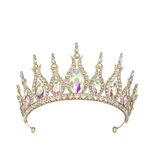 Dettaglio di una corona dorata con cristalli iridescenti e strass scintillanti eleganti