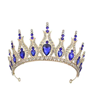 Elegante corona dorata con cristalli blu intenso e strass bianchi per le feste