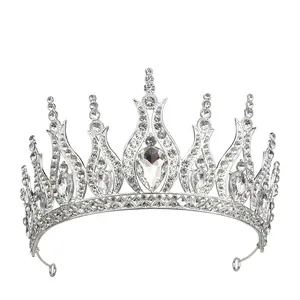 Dettaglio ravvicinato di un diadema d'argento con brillanti cristalli a goccia