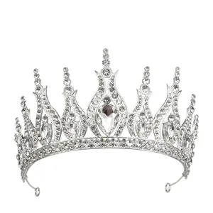 Elegante tiara in argento con strass a goccia scintillanti e accenti floreali in cristallo