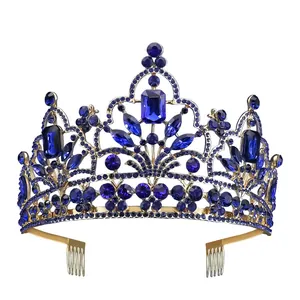 Dettaglio corona da sposa dorata con strass blu scuro e pettini metallici per capelli