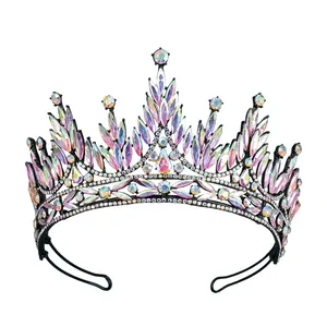 Vue détaillée de strass en cristal AB irisé sur une couronne gothique noire élégante