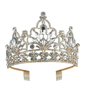 Corona da sposa barocca con base in lega dorata e strass in cristallo bianco su sfondo bianco