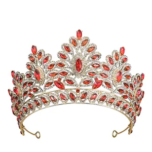 Dettaglio del diadema dorato con pietre marquise rosse e cristalli di strass scintillanti