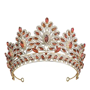 Dettaglio di una tiara da sposa dorata con gemme arancioni marquise e strass bianchi brillanti