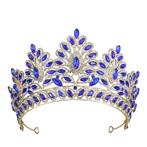 Lussuosa corona barocca dorata con cristalli marquise blu scuro e piccoli strass