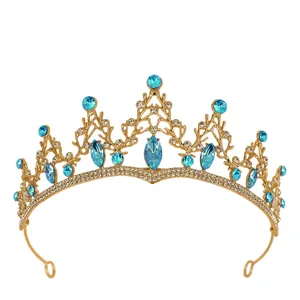 Eleganter Vintage Brautkranz in Gold mit königsblauen Strasssteinen auf weißem Grund