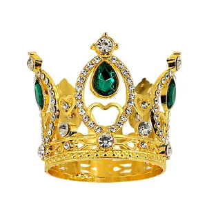 Vintage Kinderkrone in Gold mit grünen Tropfensteinen und Strass auf weißem Hintergrund
