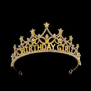 Vue détaillée de la couronne dorée Birthday Girl avec strass étincelants et étoiles